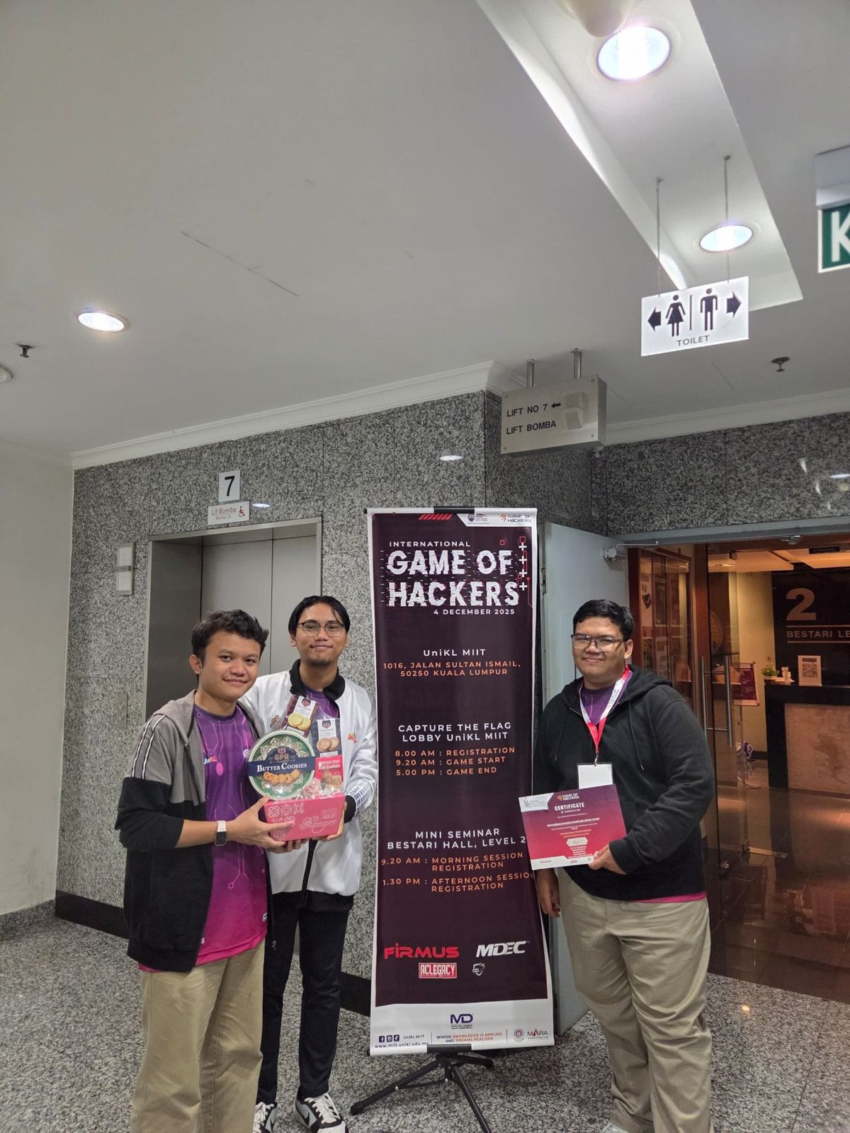 Game of Hackers signage with the team (renamed from igoh__03)