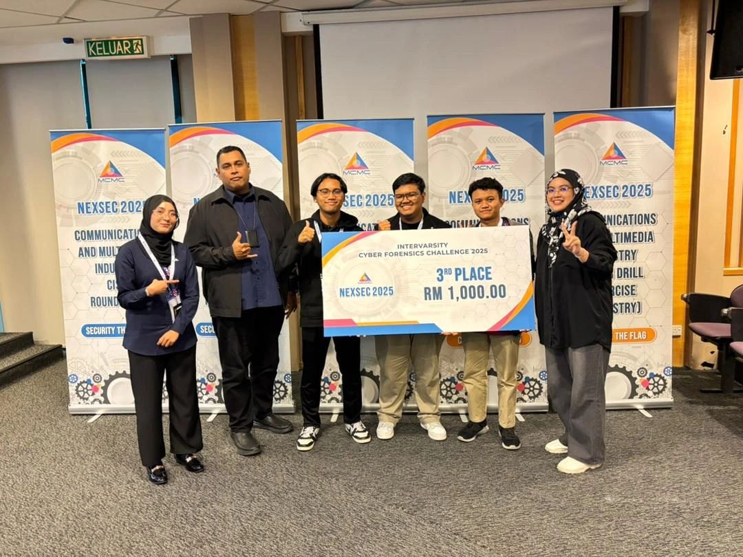 Team with the cheque and organisers